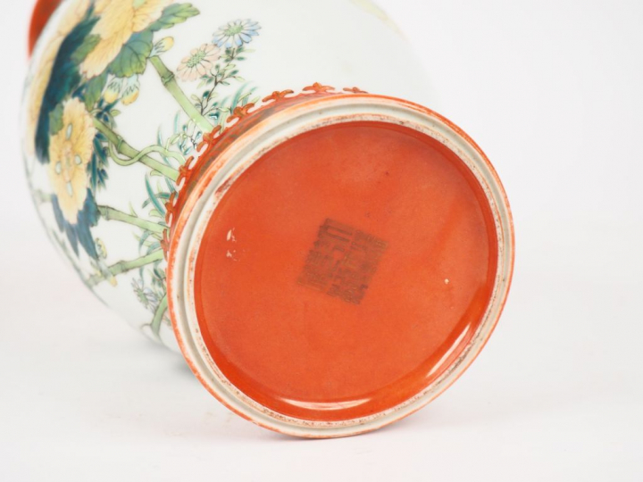 Chine, Période République,  Petit vase balustre en porcelaine émaillée