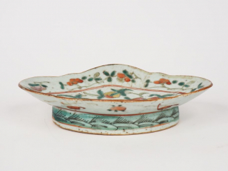Vente aux enchères Chine, vers 1900,  Ravier en porcelaine de forme polylobée et émaux de