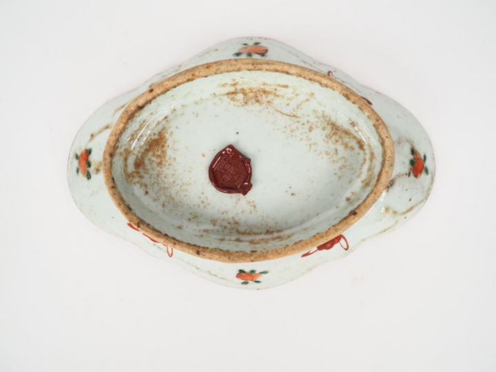 Chine, vers 1900,  Ravier en porcelaine de forme polylobée et émaux de