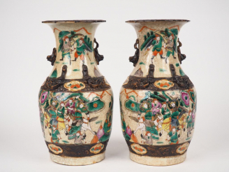 Vente aux enchères Nankin, vers 1920,  Paire de vases de forme balustre en porcelaine de 
