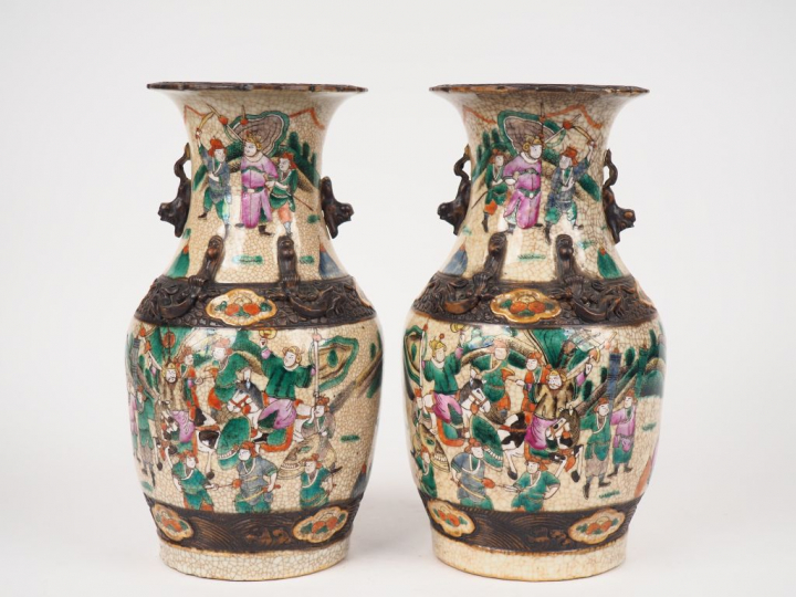 Nankin, vers 1920,  Paire de vases de forme balustre en porcelaine de 