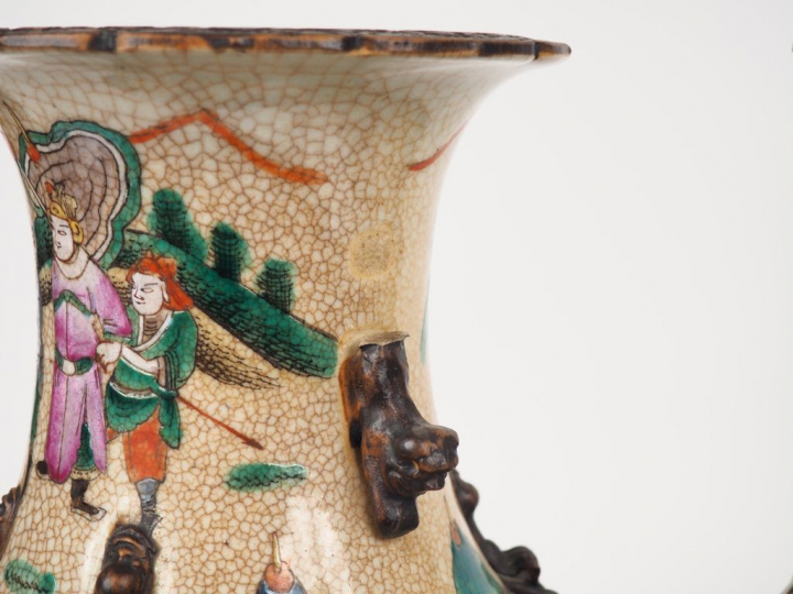 Nankin, vers 1920,  Paire de vases de forme balustre en porcelaine de 