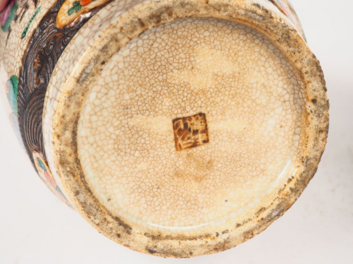 Nankin, vers 1920,  Paire de vases de forme balustre en porcelaine de 