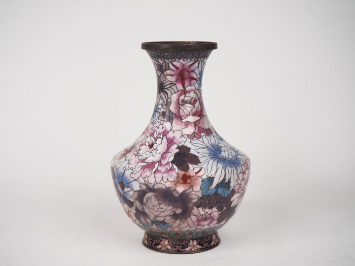 Chine, XXe siècle,  Vase pansu à décor en émaux cloisonnés sur cuivre 