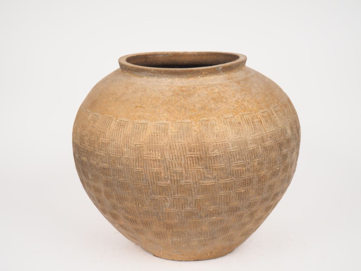 Chine,  XXe siècle, Jarre en terre cuite de style néolithique.  H. 32 