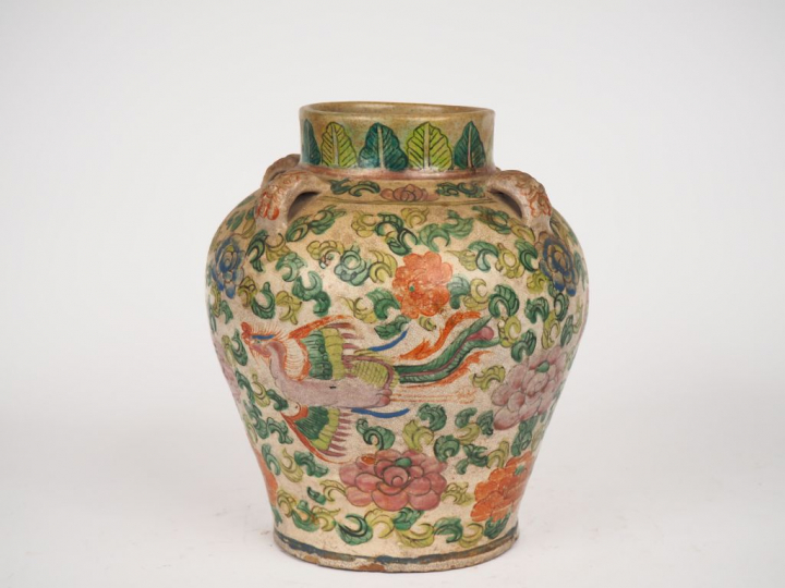 Chine, XIXe siècle,  Petite jarre en céramique et émaux de style famil