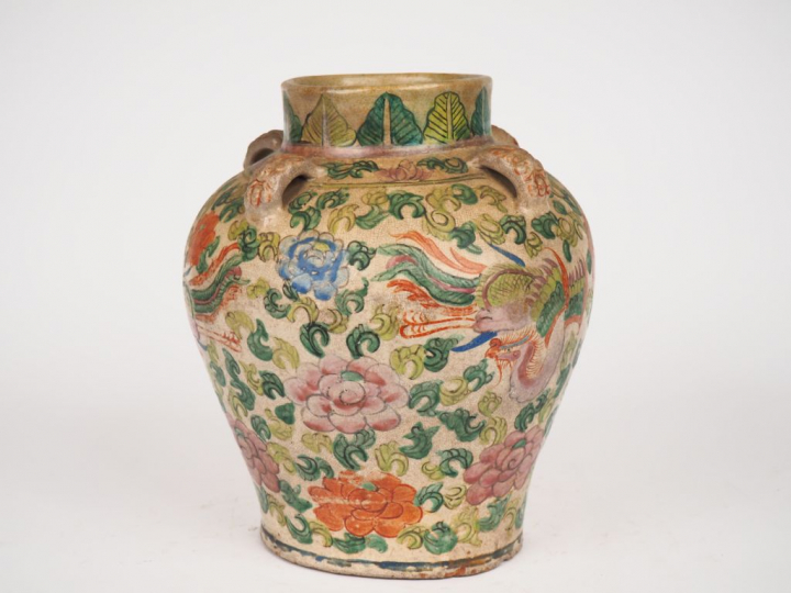 Chine, XIXe siècle,  Petite jarre en céramique et émaux de style famil