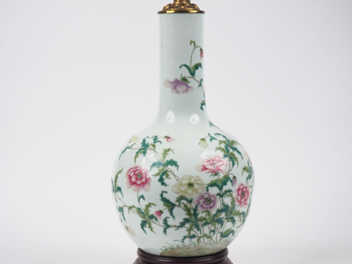 Chine, fin de l'époque Qing,  Vase tianqiuping en porcelaine et émaux 