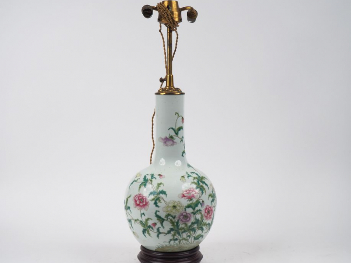 Chine, fin de l'époque Qing,  Vase tianqiuping en porcelaine et émaux 