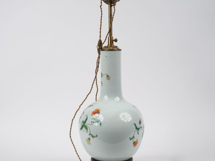Chine, fin de l'époque Qing,  Vase tianqiuping en porcelaine et émaux 