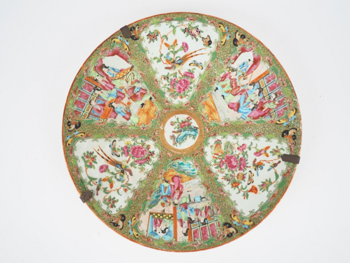 Chine, 1900, Plat en porcelaine de Canton, à décor de fleurs et de per