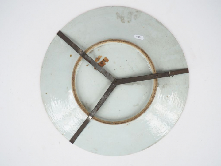 Chine, 1900, Plat en porcelaine de Canton, à décor de fleurs et de per