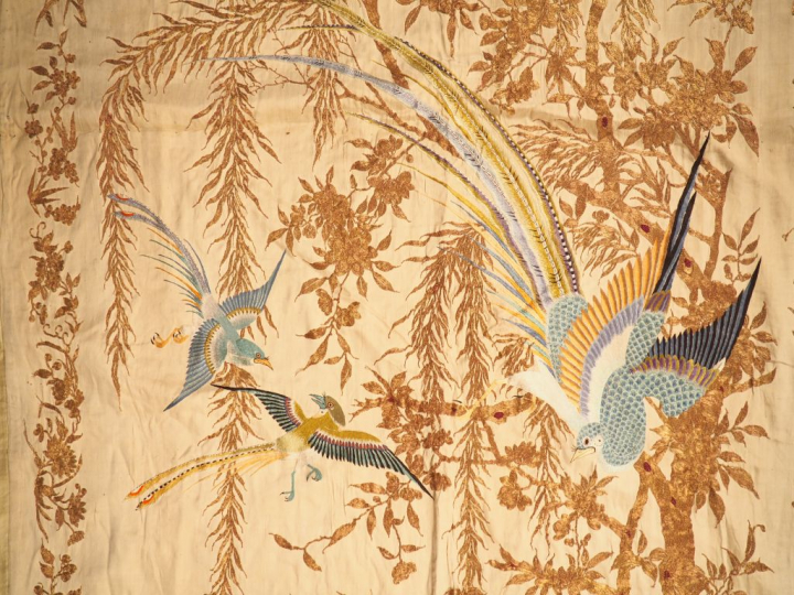 Indochine, vers 1920, Grande tenture brodée aux fils d'or et polychrom