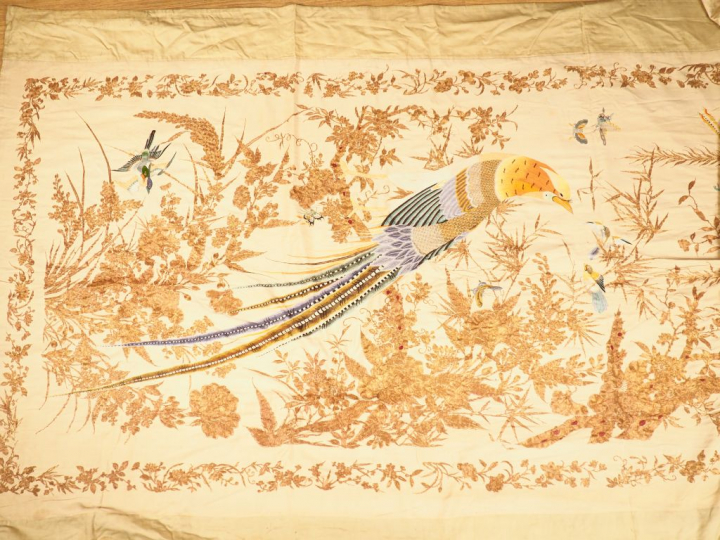 Indochine, vers 1920, Grande tenture brodée aux fils d'or et polychrom