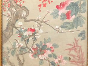 Chine, XXe siècle,  Ensemble de quatre tentures sur soie à décor de fl