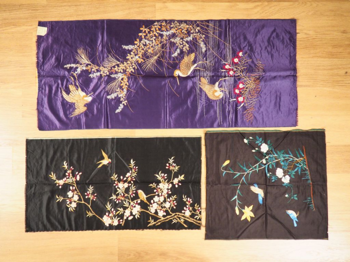 Chine du Sud, XXe siècle Ensemble comprenant trois tentures brodées au