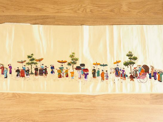 Vietnam, XXe siècle,  Grande tenture brodée aux fils polychrome sur so