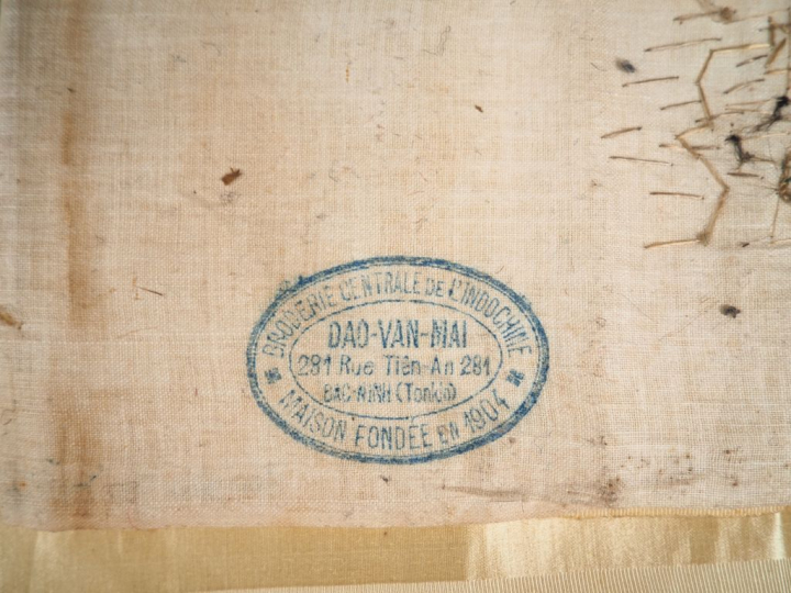 Vietnam, XXe siècle,  Grande tenture brodée aux fils polychrome sur so