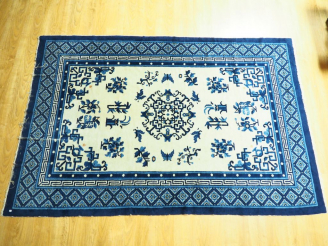 Vente aux enchères Chine, 1930,  Tapis à décor d'objets mobiliers et de croisillons. Dim.