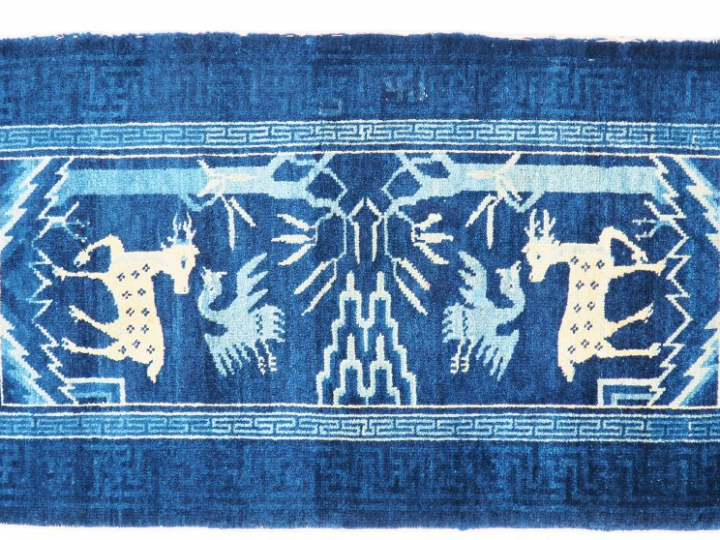 Chine, XXe siècle, Tapis chinois à décor de daims. Dim. 126 x 65 cm