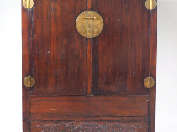 Chine, XXe siècle,  Armoire en bois reposant sur quatre pieds, ouvrant