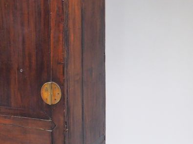 Chine, XXe siècle,  Armoire en bois reposant sur quatre pieds, ouvrant