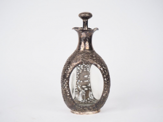 Vente aux enchères Indochine, vers 1920,  Flacon à Whisky en verre et argent. H. 26 cm