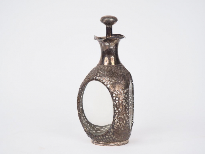 Indochine, vers 1920,  Flacon à Whisky en verre et argent. H. 26 cm