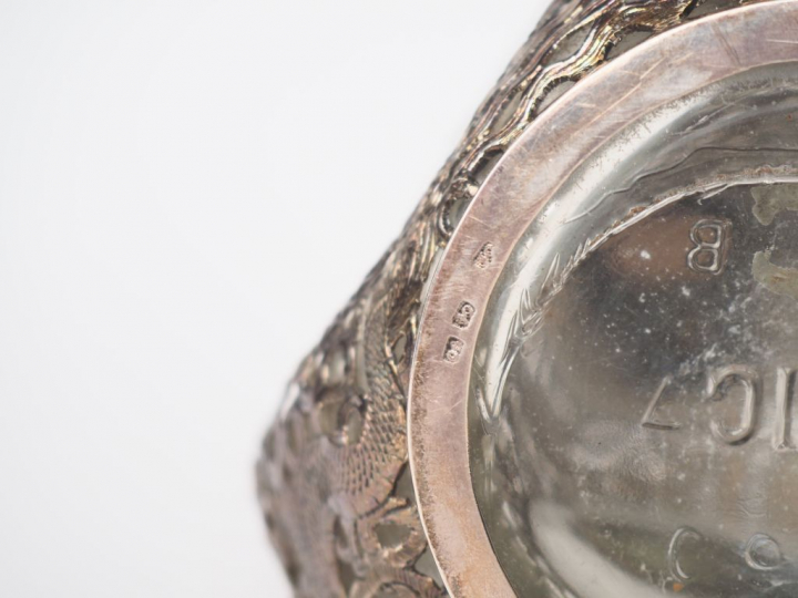 Indochine, vers 1920,  Flacon à Whisky en verre et argent. H. 26 cm