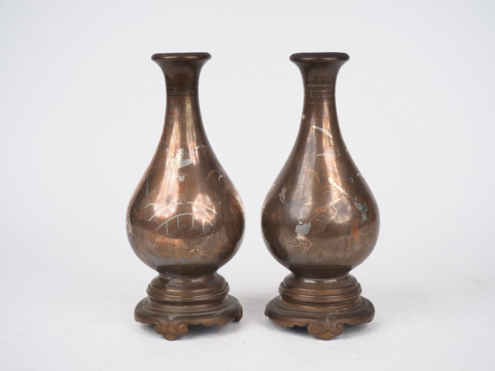 Indochine, XIXe siècle, Paire de vases balustres en bronze à patine cl