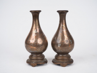 Vente aux enchères Indochine, XIXe siècle, Paire de vases balustres en bronze à patine cl
