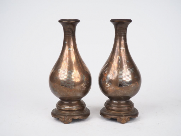 Indochine, XIXe siècle, Paire de vases balustres en bronze à patine cl