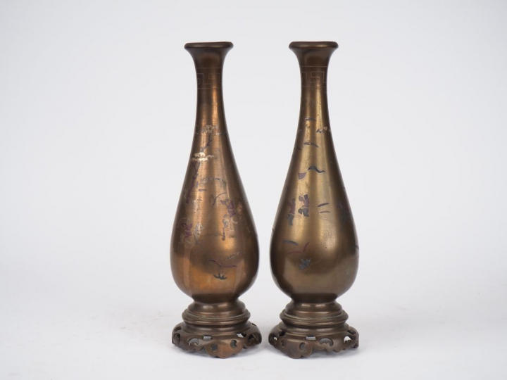 Indochine, XIXe siècle, Paire de vases piriforme en bronze niellé d'ar