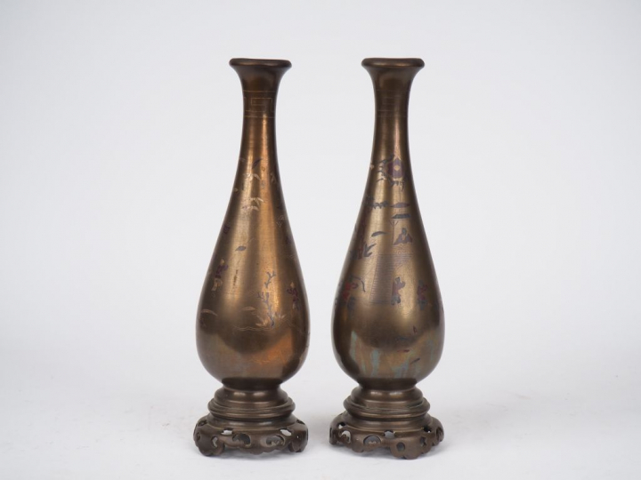 Indochine, XIXe siècle, Paire de vases piriforme en bronze niellé d'ar