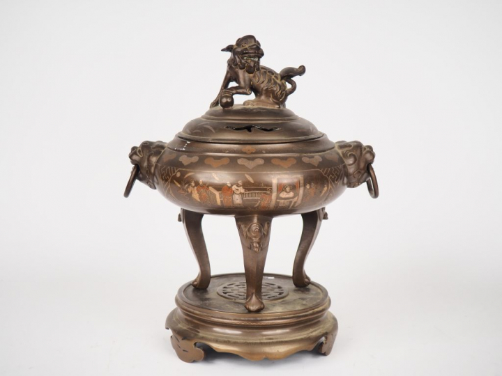 Vietnam, fin XIXe siècle,  Brûle parfum tripode en bronze à décor niel