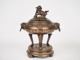 Vente aux enchères Vietnam, fin XIXe siècle,  Brûle parfum tripode en bronze à décor niel
