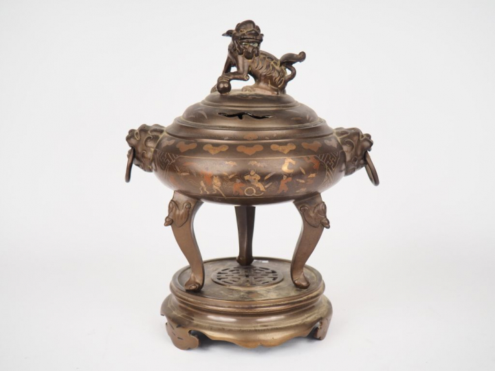 Vietnam, fin XIXe siècle,  Brûle parfum tripode en bronze à décor niel