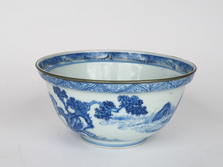 Vietnam,  XIXe siècle,  Coupe en porcelaine blanche à décor en bleu so