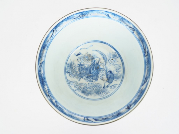 Vietnam,  XIXe siècle,  Coupe en porcelaine blanche à décor en bleu so