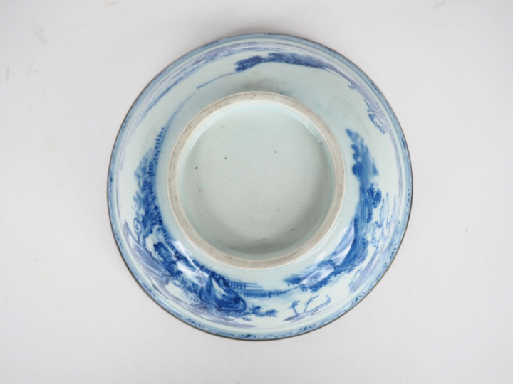 Vietnam,  XIXe siècle,  Coupe en porcelaine blanche à décor en bleu so