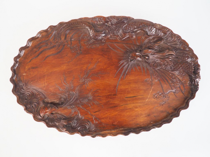 Indochine, vers 1920, Grand plateau en bois naturel sculpté de dragons