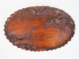 Vente aux enchères Indochine, vers 1920, Grand plateau en bois naturel sculpté de dragons
