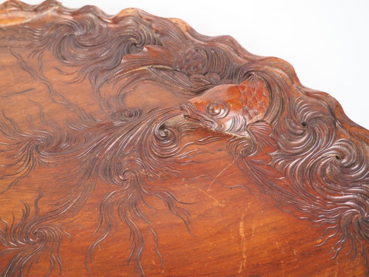 Indochine, vers 1920, Grand plateau en bois naturel sculpté de dragons