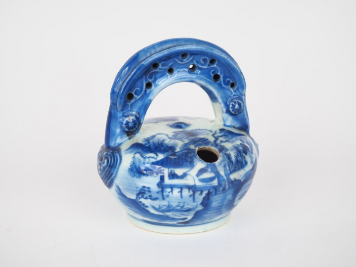 Vietnam, XIXe siècle,  Pot à chaux en porcelaine à décor en bleu sous 