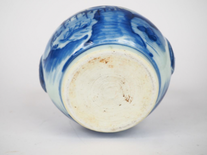 Vietnam, XIXe siècle,  Pot à chaux en porcelaine à décor en bleu sous 