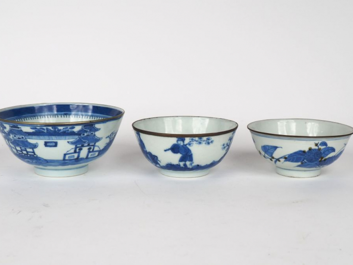 Chine pour le Vietnam, fin XIXe siècle,  Trois coupes en porcelaine bl