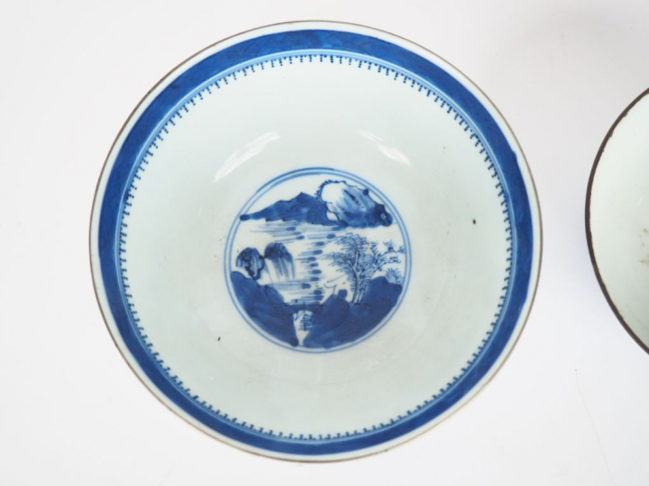 Chine pour le Vietnam, fin XIXe siècle,  Trois coupes en porcelaine bl