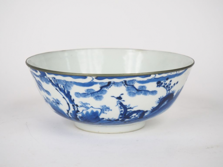 Vietnam, XIXe siècle,  Coupe en porcelaine bleu blanc à décor de daims
