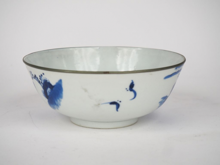 Vietnam, XIXe siècle,  Coupe en porcelaine bleu blanc à décor de daims