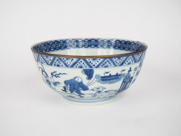 Chine pour le Vietnam, XIXe siècle,  Coupe en porcelaine à décor en bl